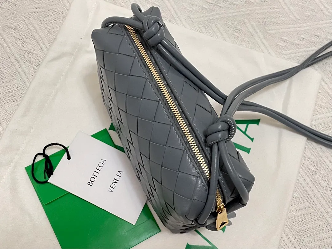 🔥Woven mini square bag, super cute. The body of the bag is made of imported sheepskin. It feels delicate, soft and light. The interior design is very practical. It is cute but does not affect its practicality. It has an adjustable leather drawstring. The style is relatively simple, but the back is more elegant. It is fashionable and has a retro charm. Size 17x10x6